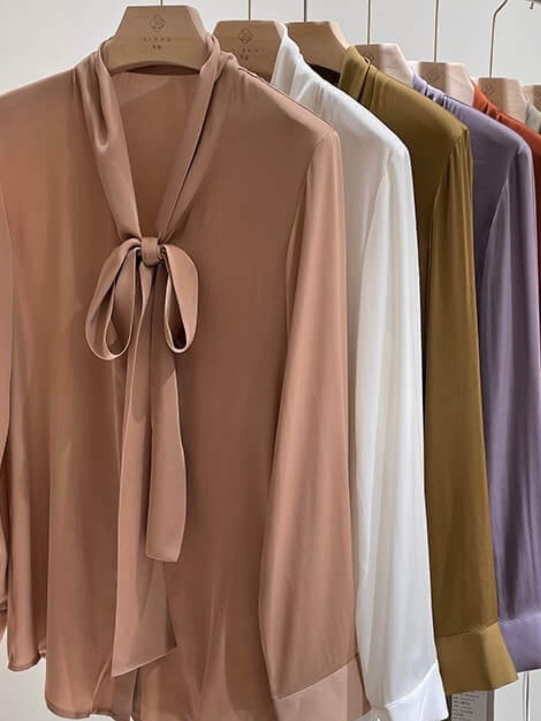 Chemisier en soie avec nœud