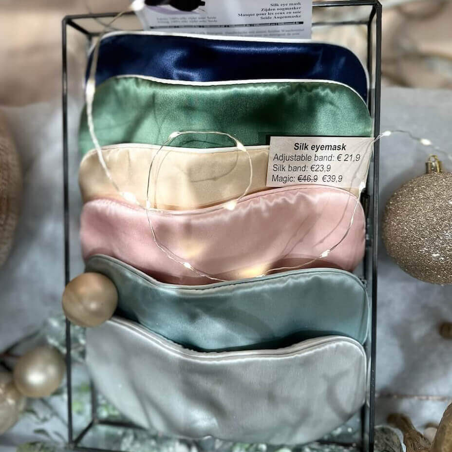 Oogmasker van zijde met een elastische band omwikkeld met zijde.