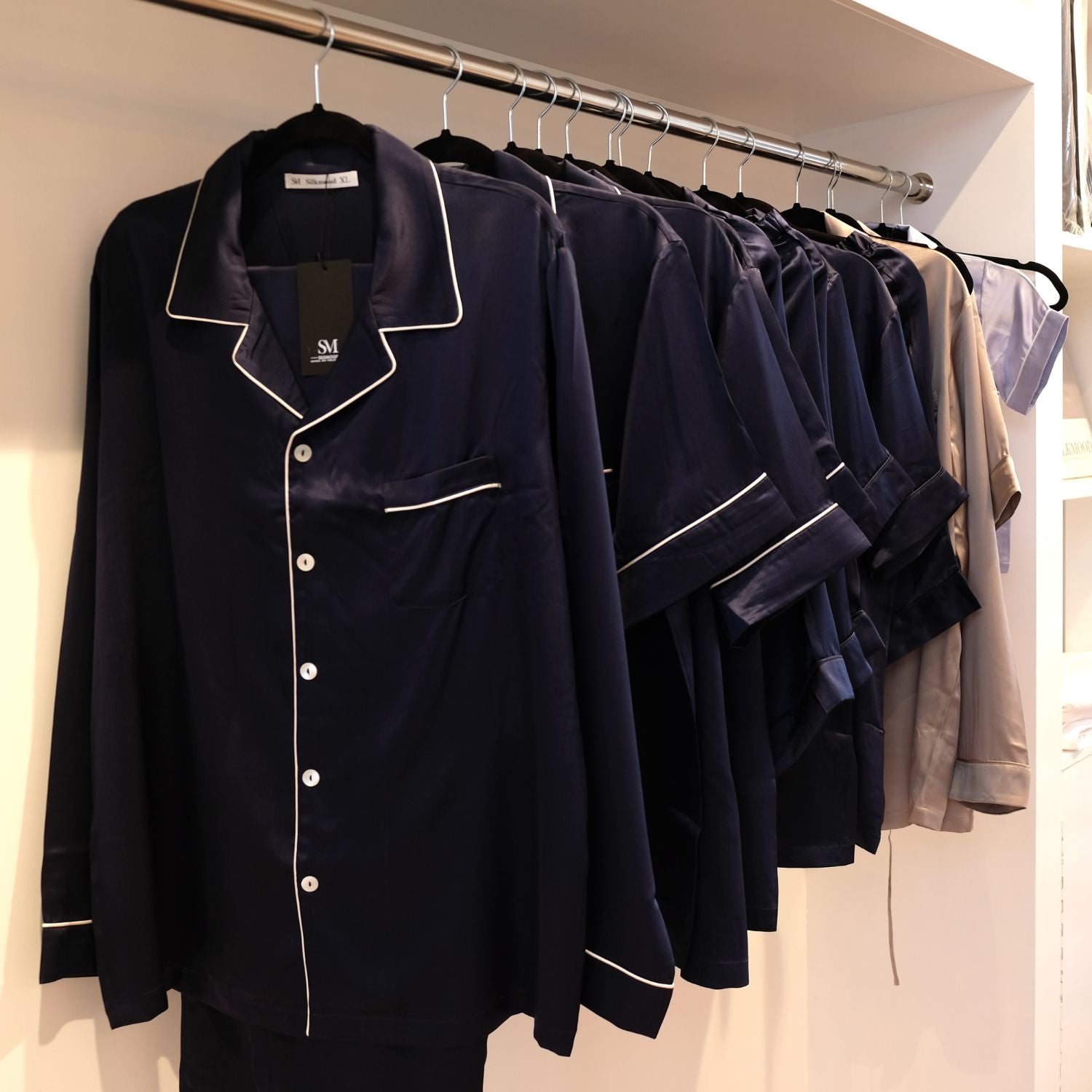 silk-pyjama-heren-zijden-pyjama-pyjama-en-soie-Seidenpyjama-pijama-seda_ee95fcf0-4b16-4747-864c-1a509be9906a