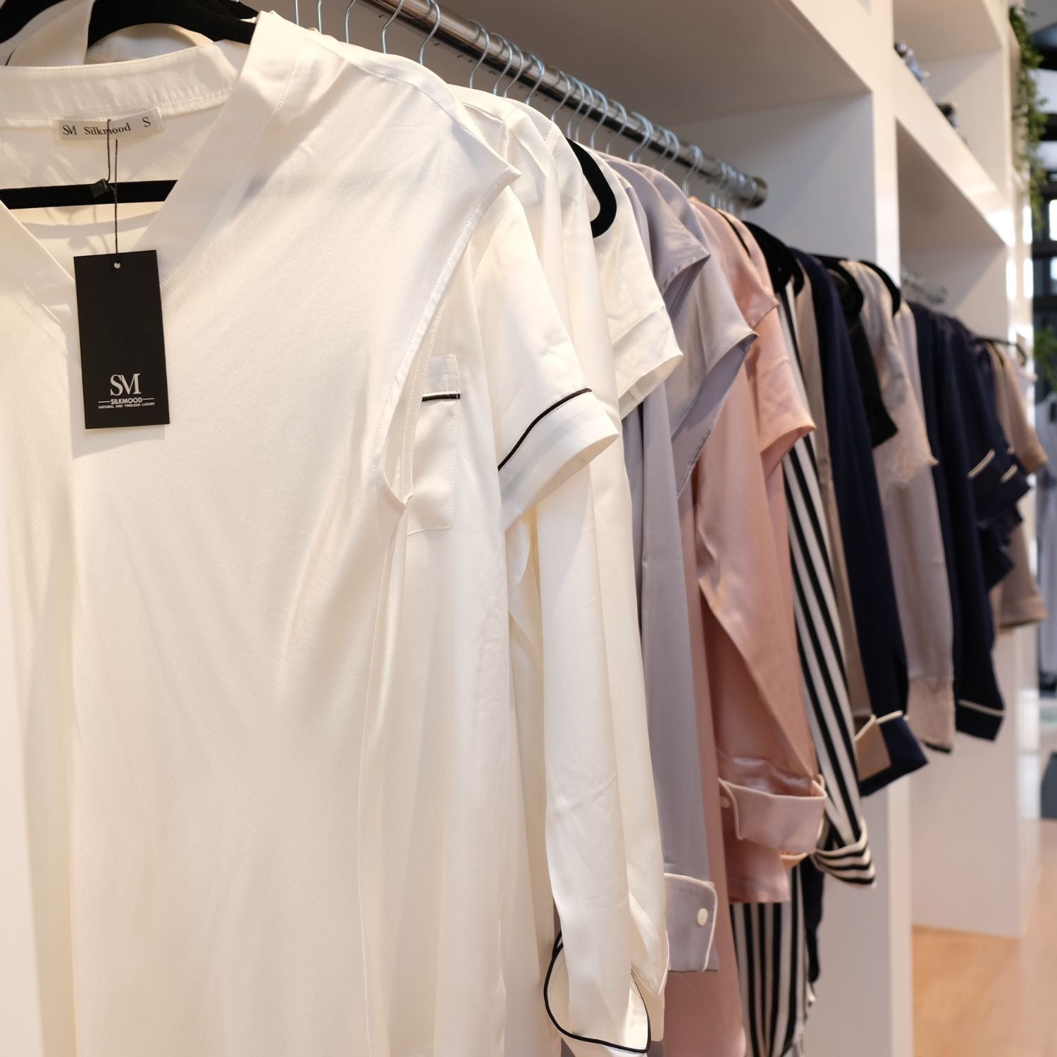 silk-pyjama-zijden-pyjama-pyjama-en-soie-Seidenpyjama-pijama-seda_775c73e1-693a-4f97-baff-afa93793b298