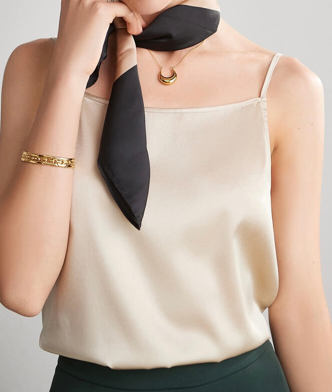 Zijden top met verstelbare bandjes