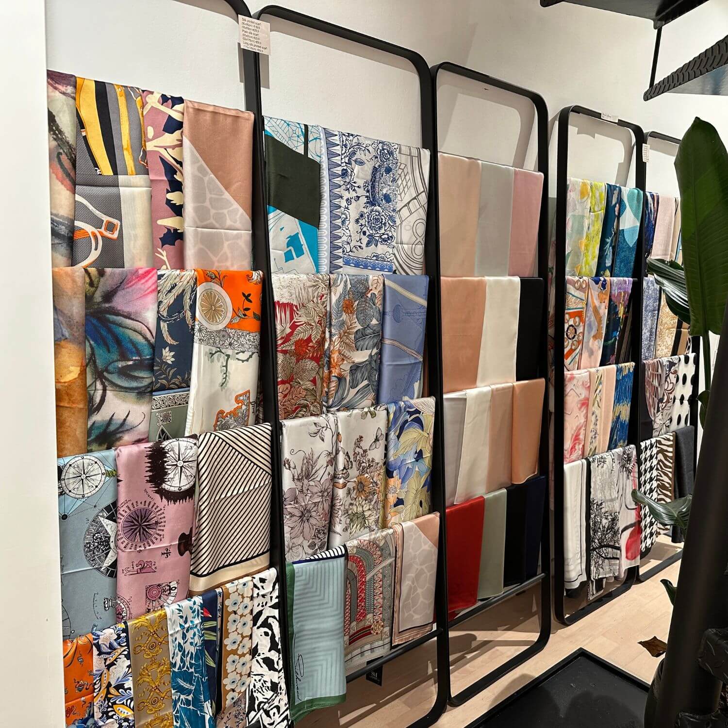 zijden_sjaal-silk-scarf-foulard-en-soie-Seidenschal_248870a8-e6eb-40f3-8e6a-c4ca0d110ae7